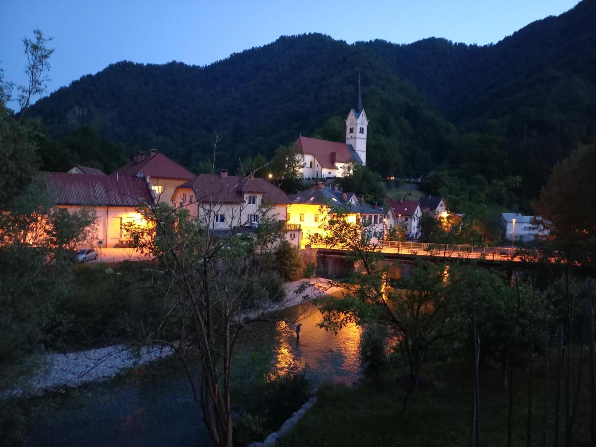 Riverside Villa Avo - Apartment Sara Spodnja Idrija Kamer foto